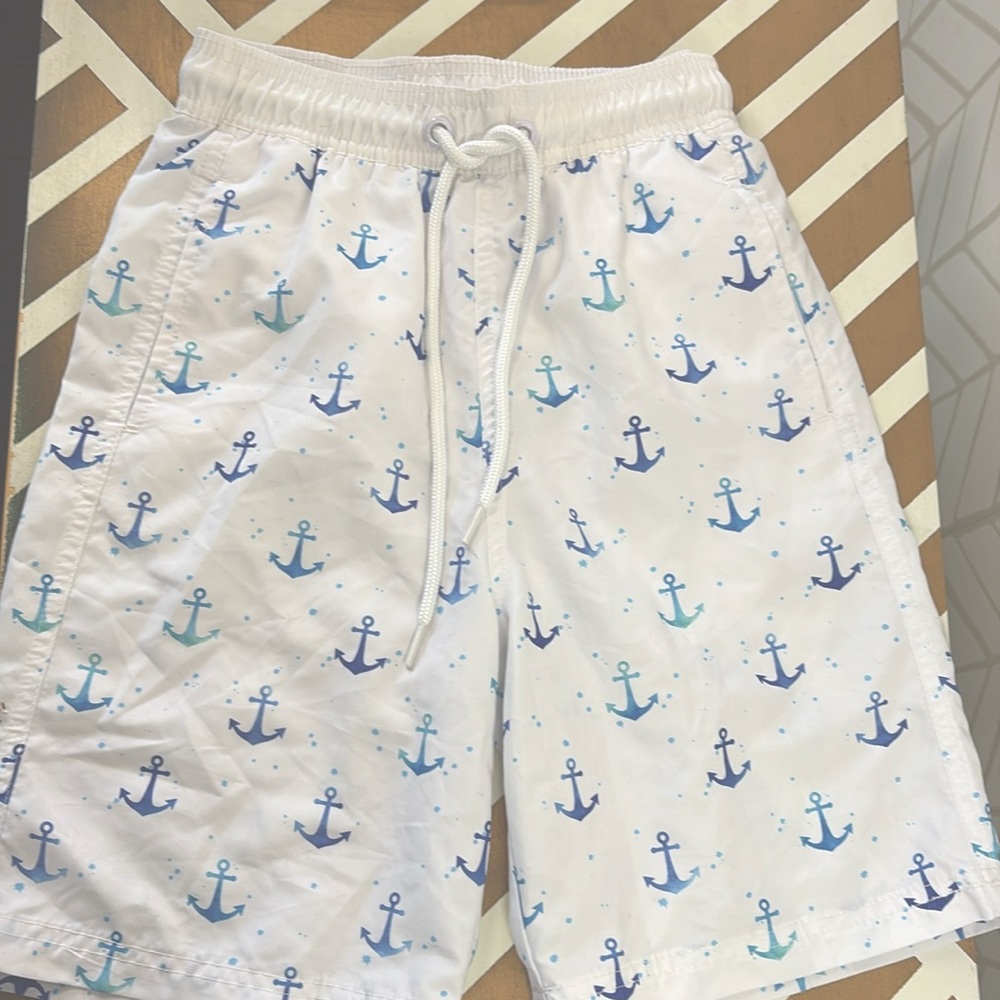 Boys swim trunks 
Us 8 / small
Height 50-53 inch’s 
Mesh liner 
Never worn